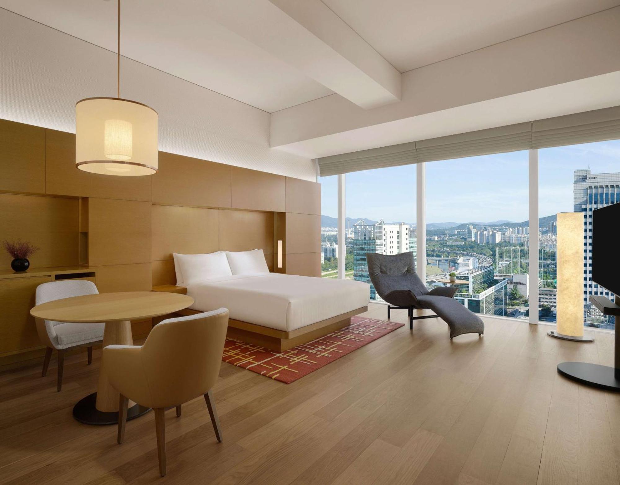 1 King Bed Premium