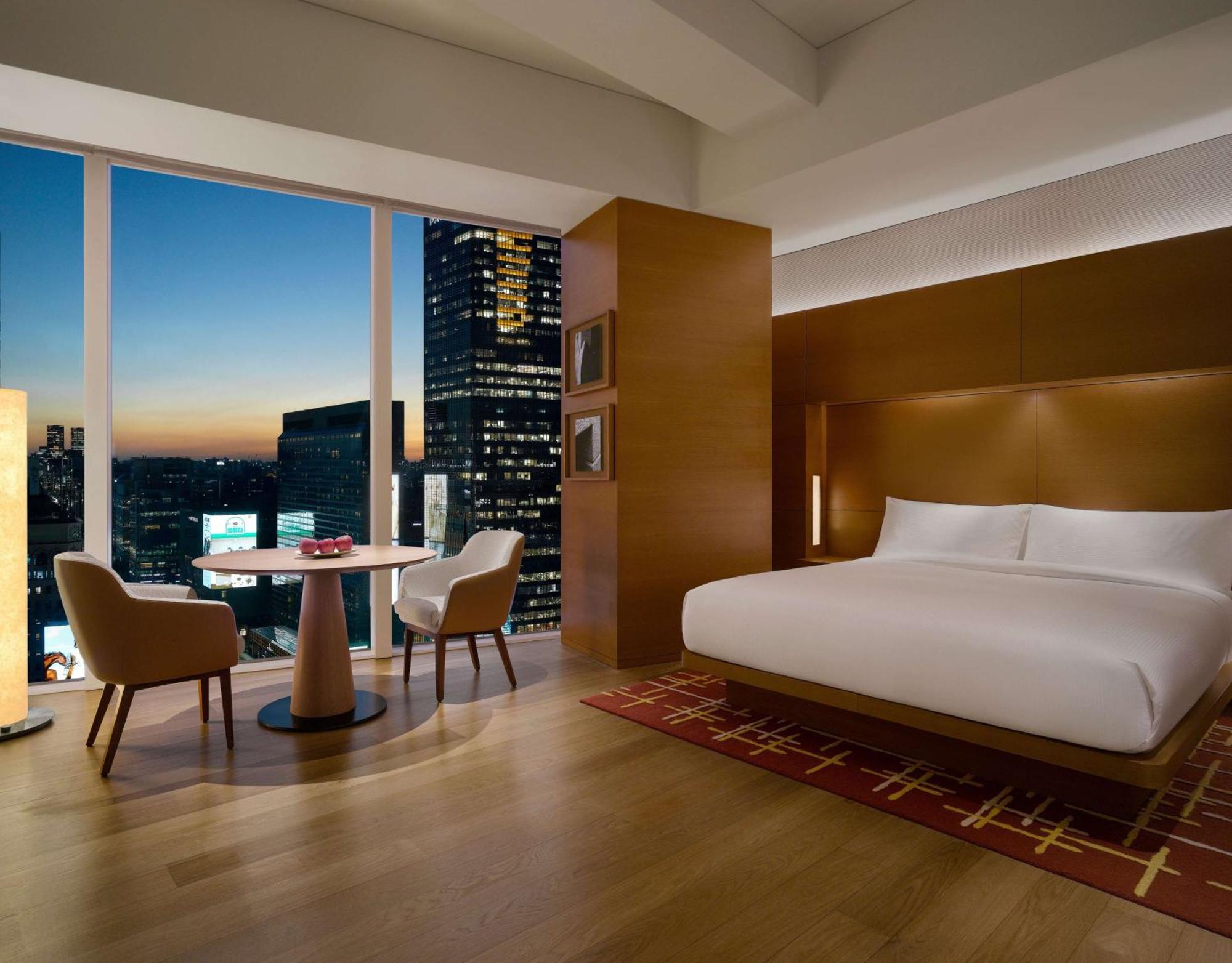 1 King Bed City View Deluxe